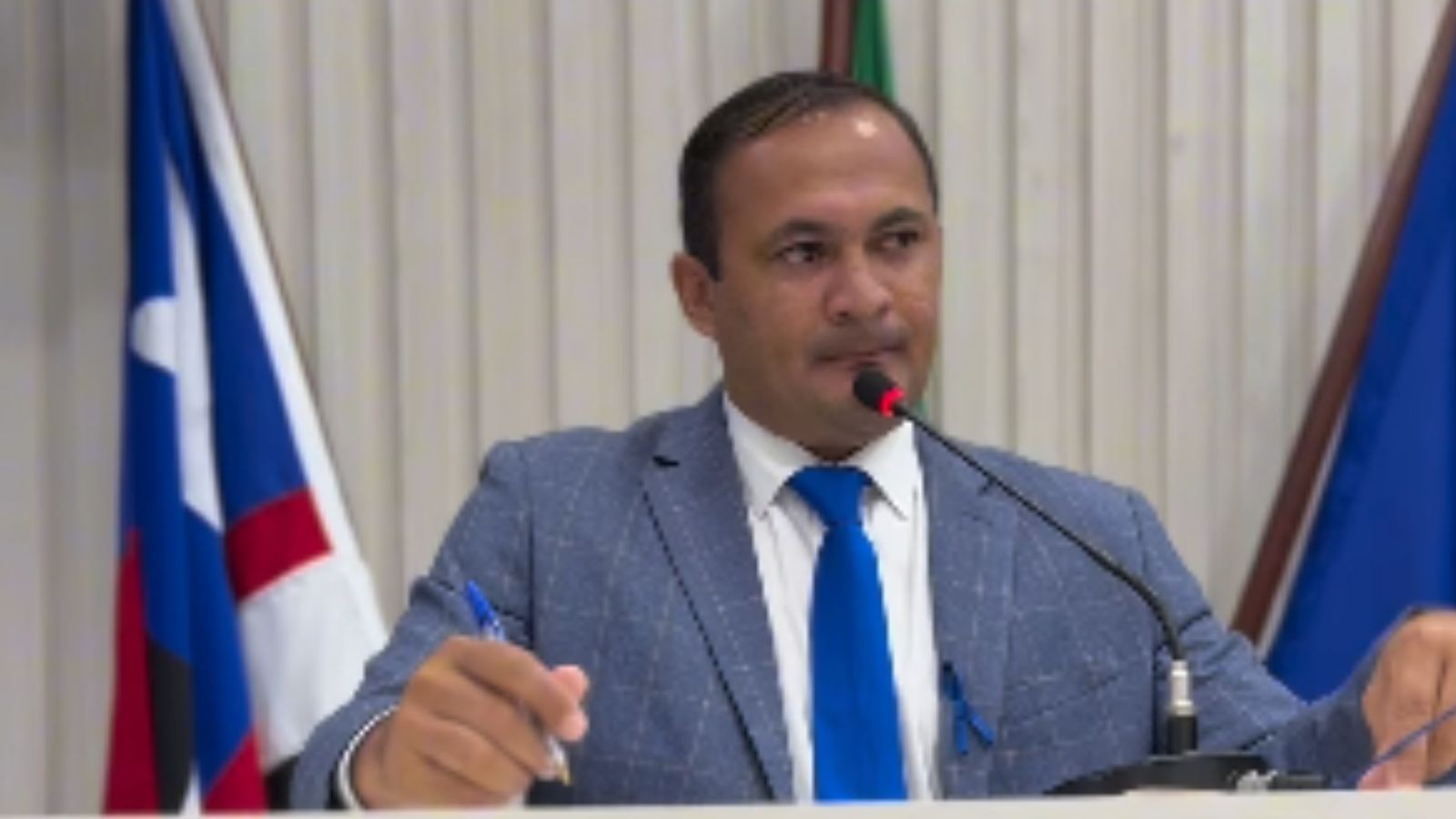 Vereador é suspeito de vingar a morte do irmão mandando matar acusado; está foragido