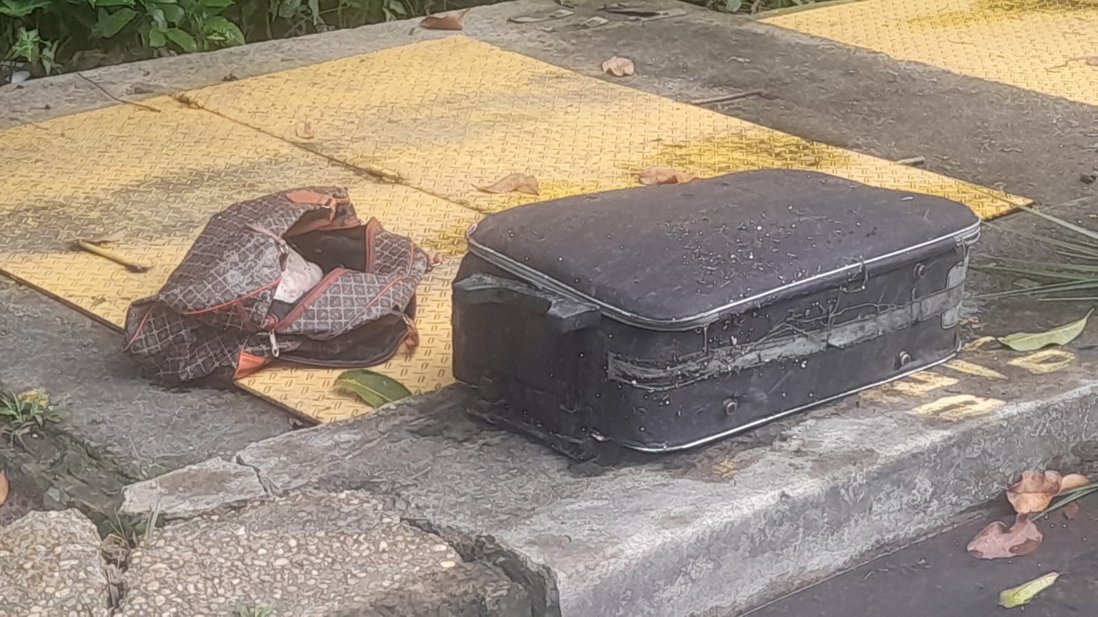 Partes de corpo são encontradas em mala e bolsa dentro de igarapé na Zona-Centro Sul de Manaus