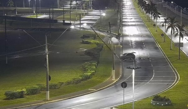 Motorista dorme ao volante, bate em poste e derruba outros dois em avenida de Paulínia