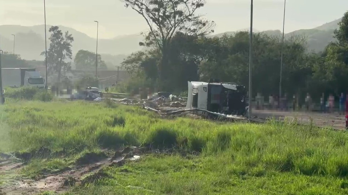 Acidente entre veículos deixa quatro mortos e 14 feridos na BR-393, em Barra do Piraí