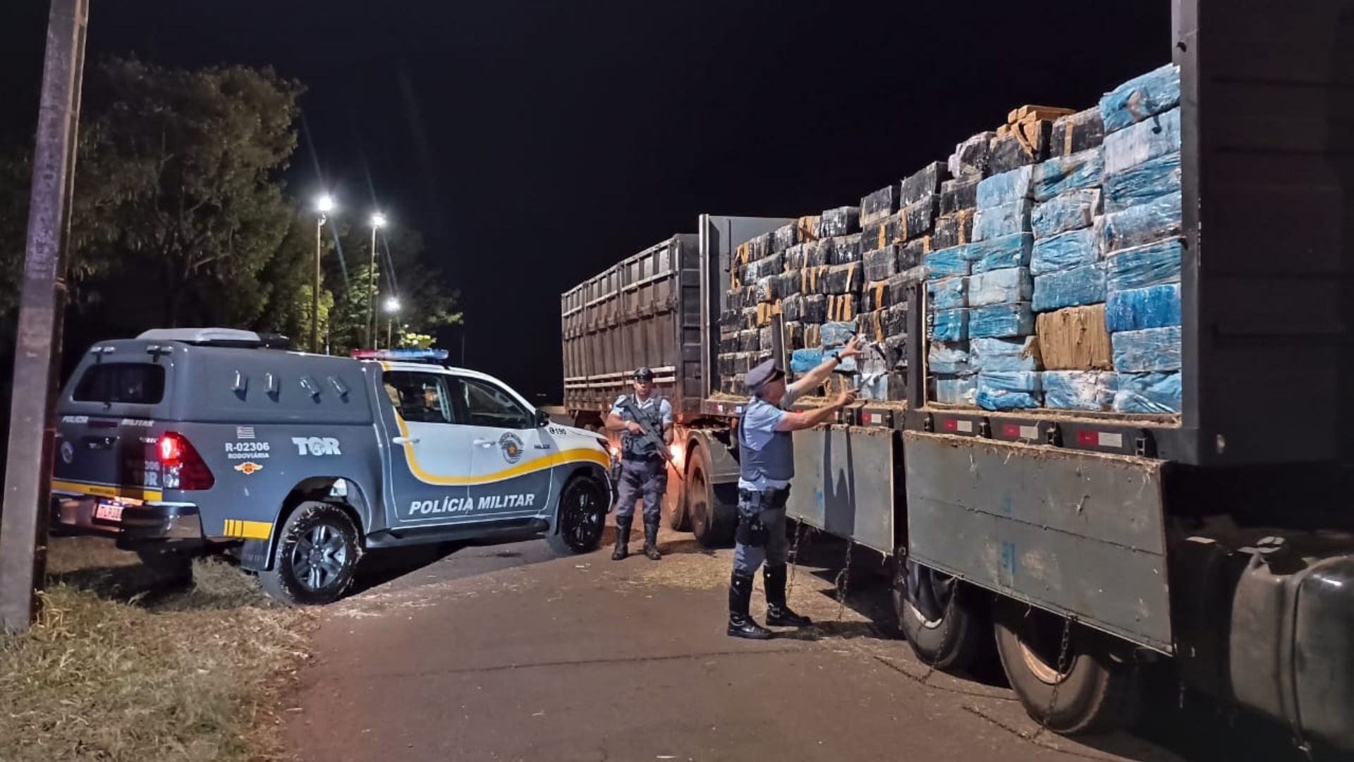 VÍDEO: Polícia Rodoviária apreende quase duas toneladas de maconha escondidas em carga de feno no interior de SP