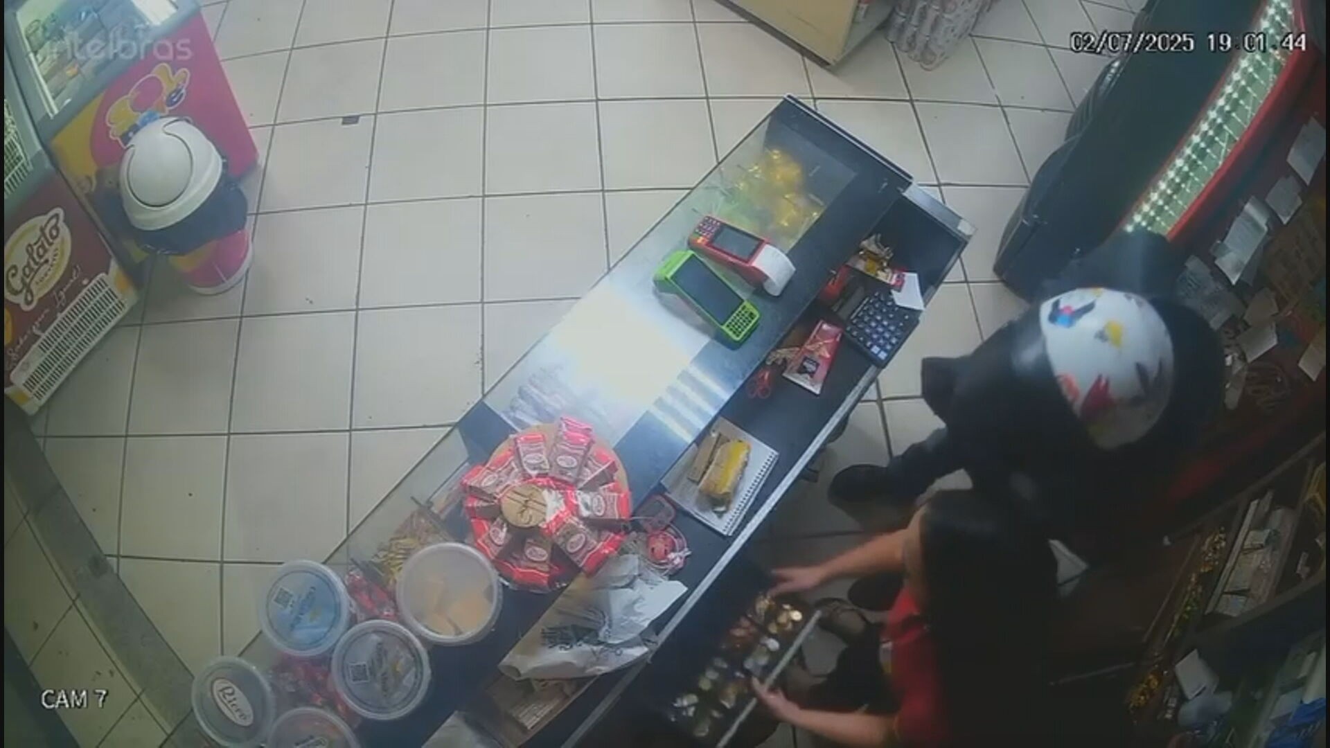 Polícia procura por suspeito que foi flagrado assaltando padaria em BH; VÍDEO