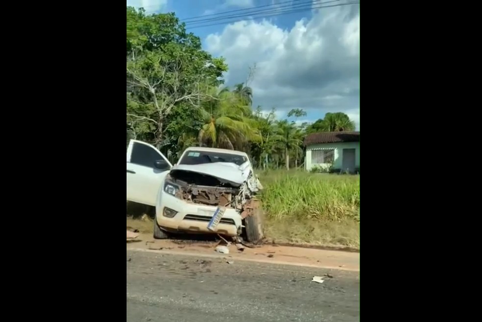 Acidente com morte registrado neste domingo, na BR-402, no município de Rosário, onde três pessoas morreram na colisão entre uma caminhonete e um carro de passeio.  — Foto: Reprodução