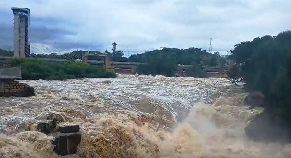 Funcionários de complexo de turismo de Salto (SP) registram vídeos do Rio Tietê — Foto: Associação Salto Arte/Divulgação