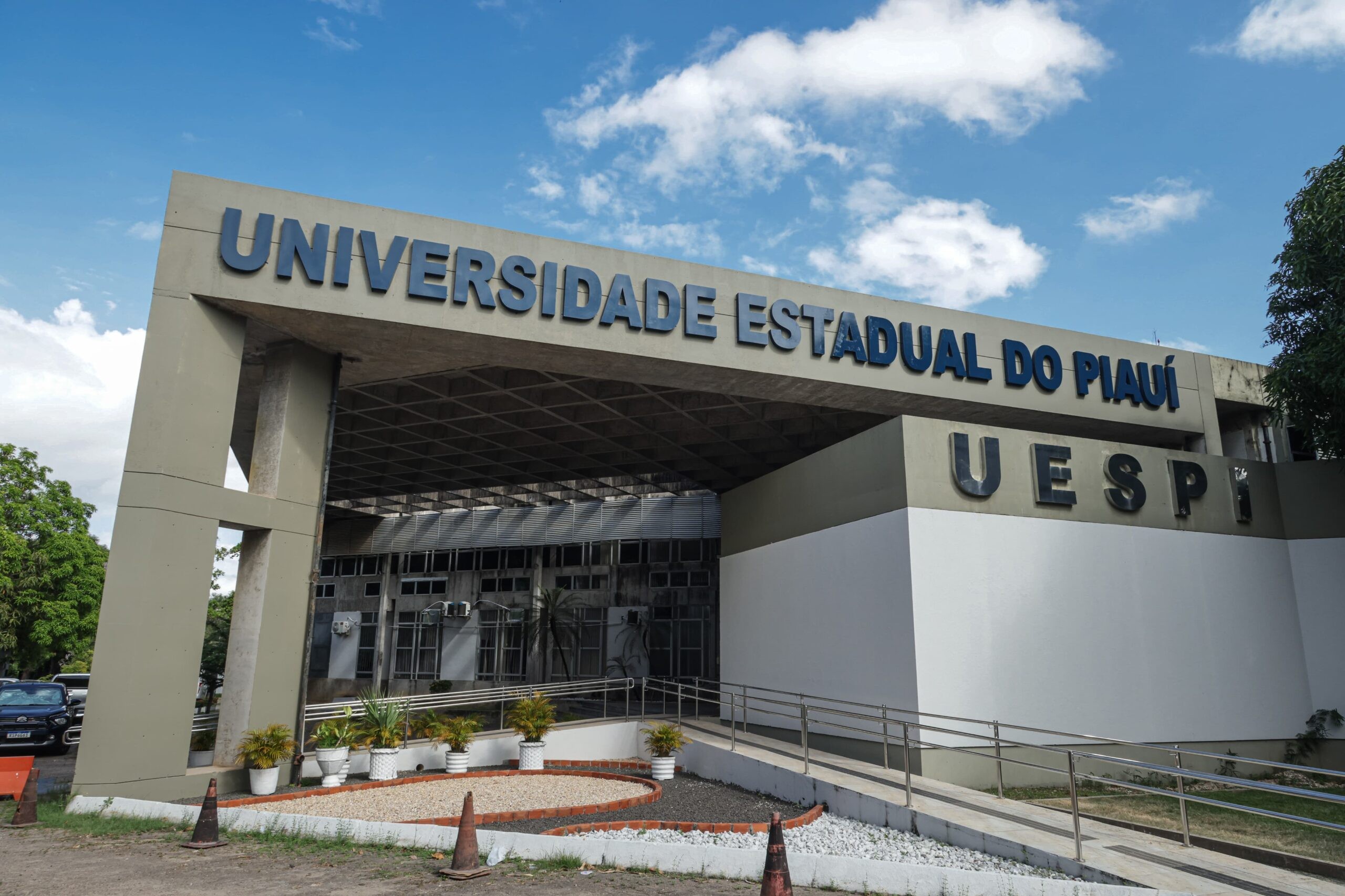 Uespi lança edital de cursos de línguas online com mais de 700 vagas