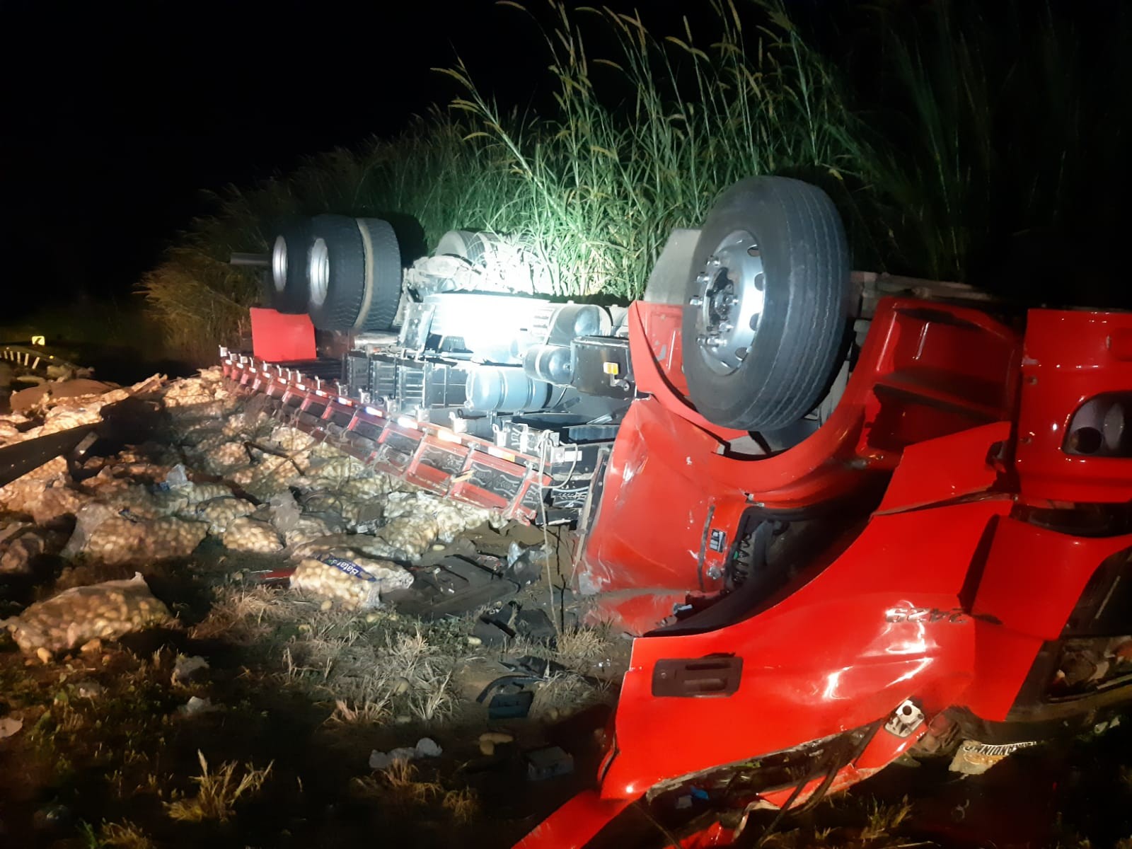 Caminhão carregado com batatas tomba e motorista fica em estado grave na BR-262, em Luz
