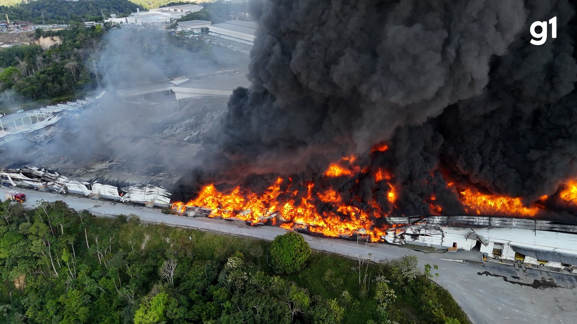 Incêndio em fábricas do Distrito Industrial é o maior já registrado em Manaus, diz Corpo de Bombeiros