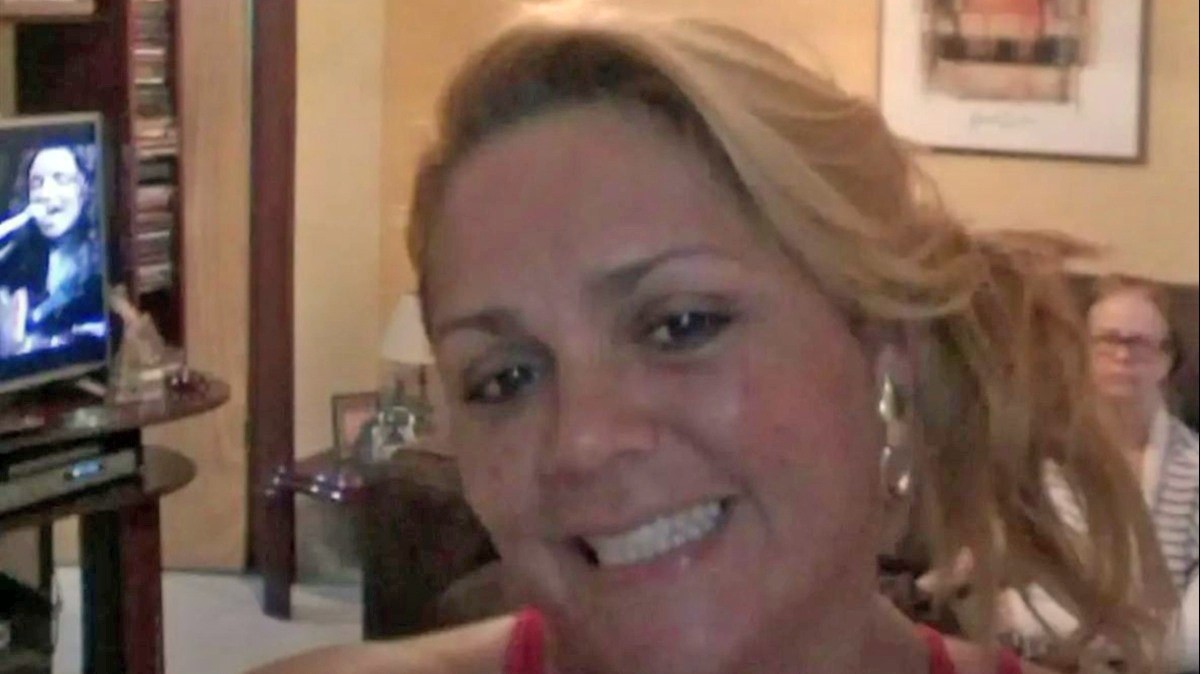 'Esperando um milagre': sobrinha de mulher baleada na cabeça se emociona ao falar da tia