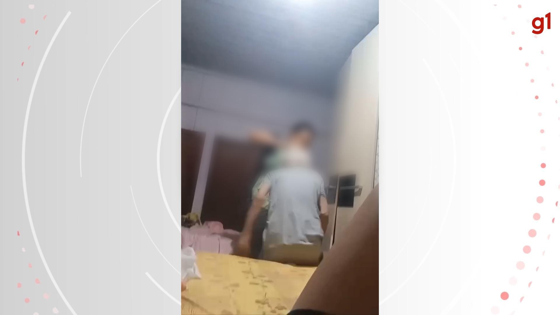 VÍDEO: filha é presa após ser filmada puxando o cabelo, empurrando e dando tapas em mãe idosa, no Paraná