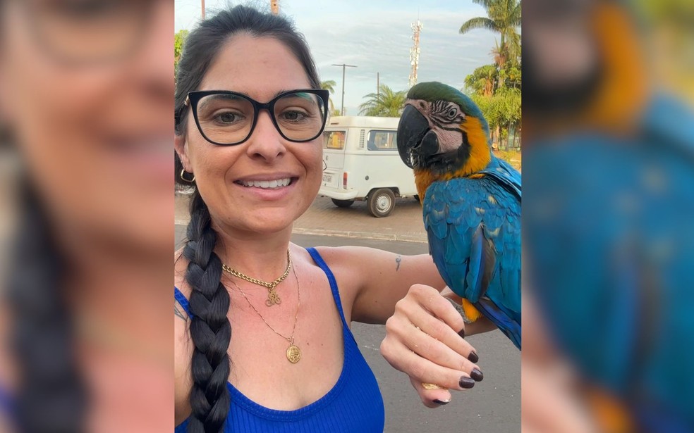 Laysa Lu&iacute;sa Grigolete e arara-canind&eacute; em Dolcin&oacute;polis (SP) &mdash; Foto: Arquivo pessoal