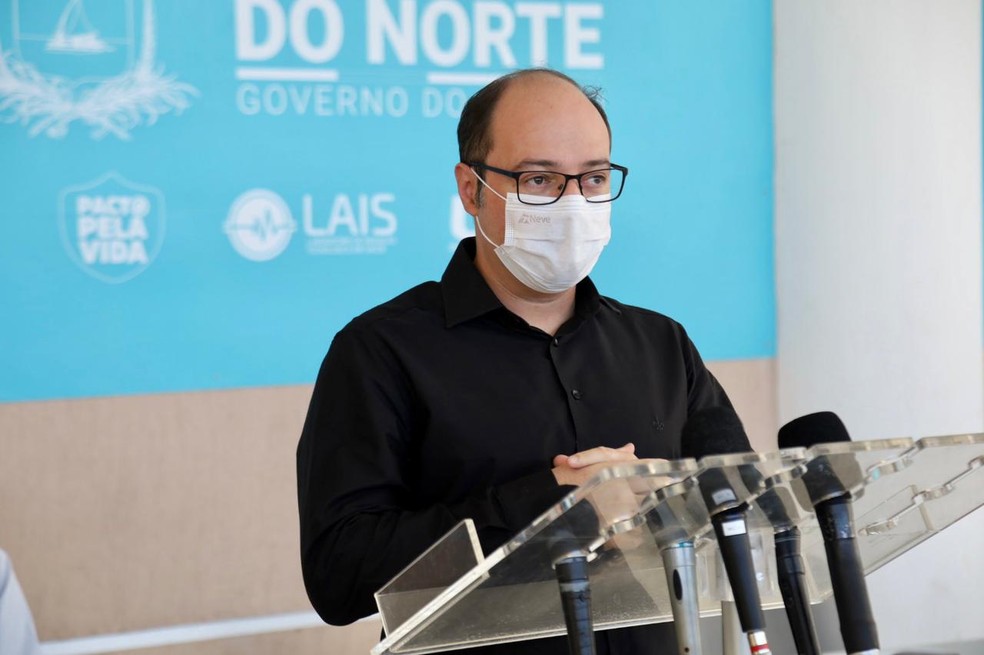 Infectologista André Prudente, diretor do Hospital Giselda Trigueiro, em entrevista coletiva  — Foto: Sandro Menezes/Governo do RN/Divulgação