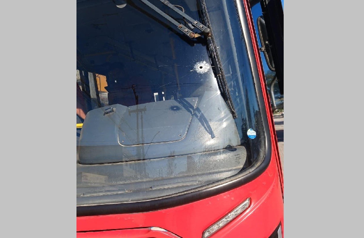 Tiro atinge para-brisa de ônibus em Maricá