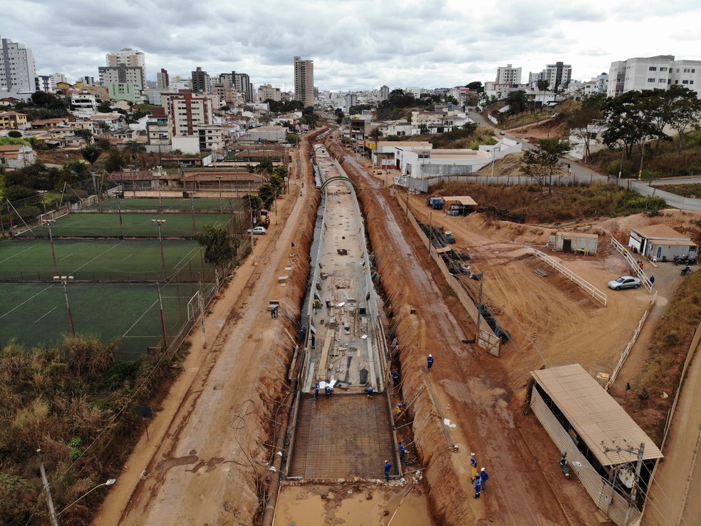 O canal está sendo amplificado e o leito padronizado: o vão livre terá 8,25 m de largura por 3,15 m de altura — Foto: Assessoria de Comunicação da Prefeitura Patos de Minas