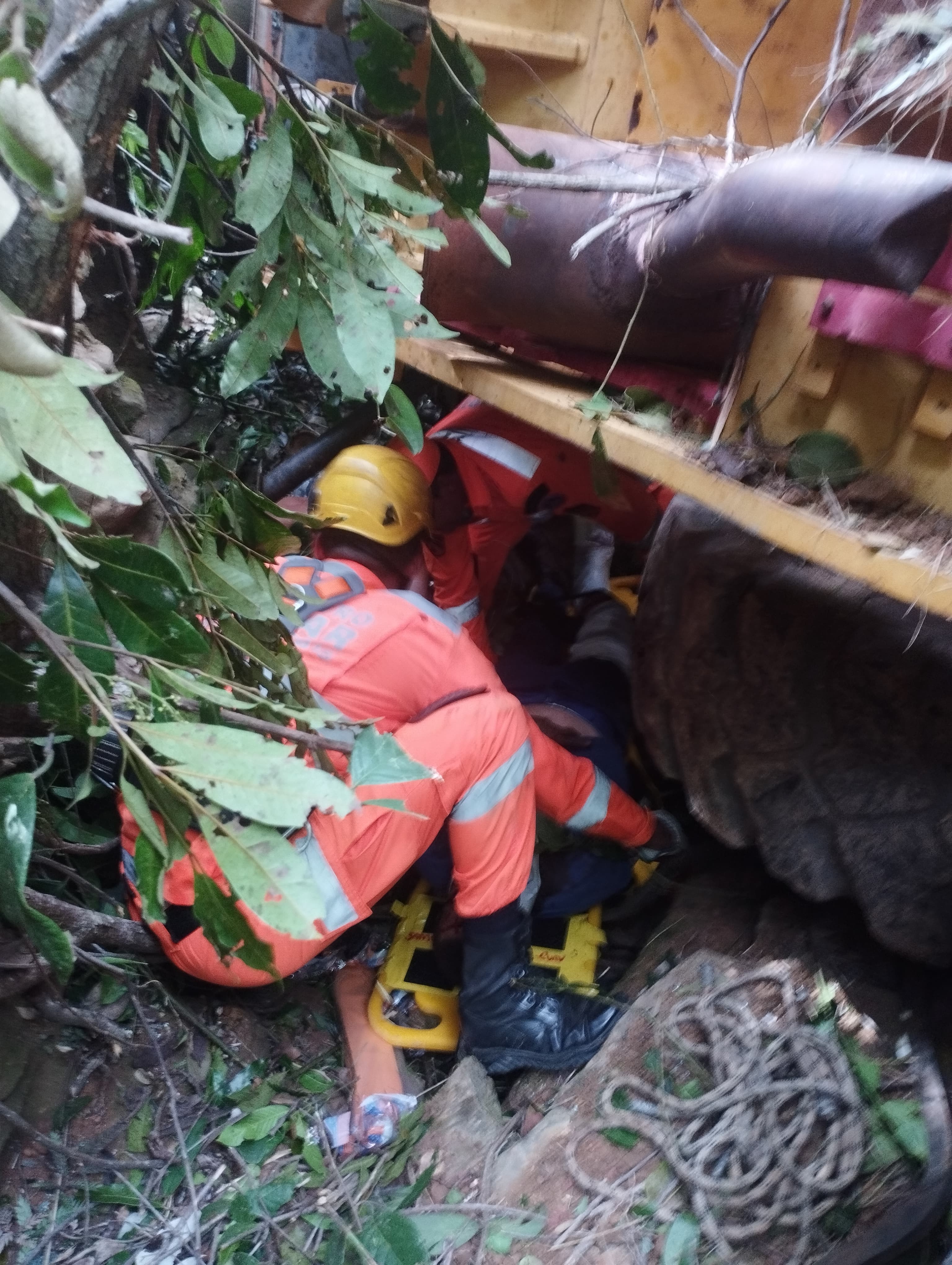 Operador de pá carregadeira cai em ribanceira de aproximadamente 30 metros na zona rural de Felixlândia