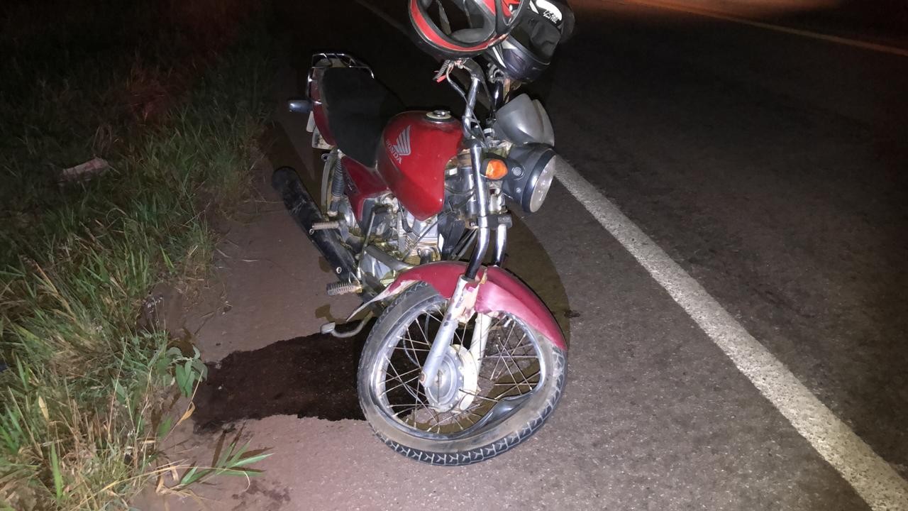 Inabilitado e com sintomas de embriaguez, homem é detido após bater moto em carro na MG-431