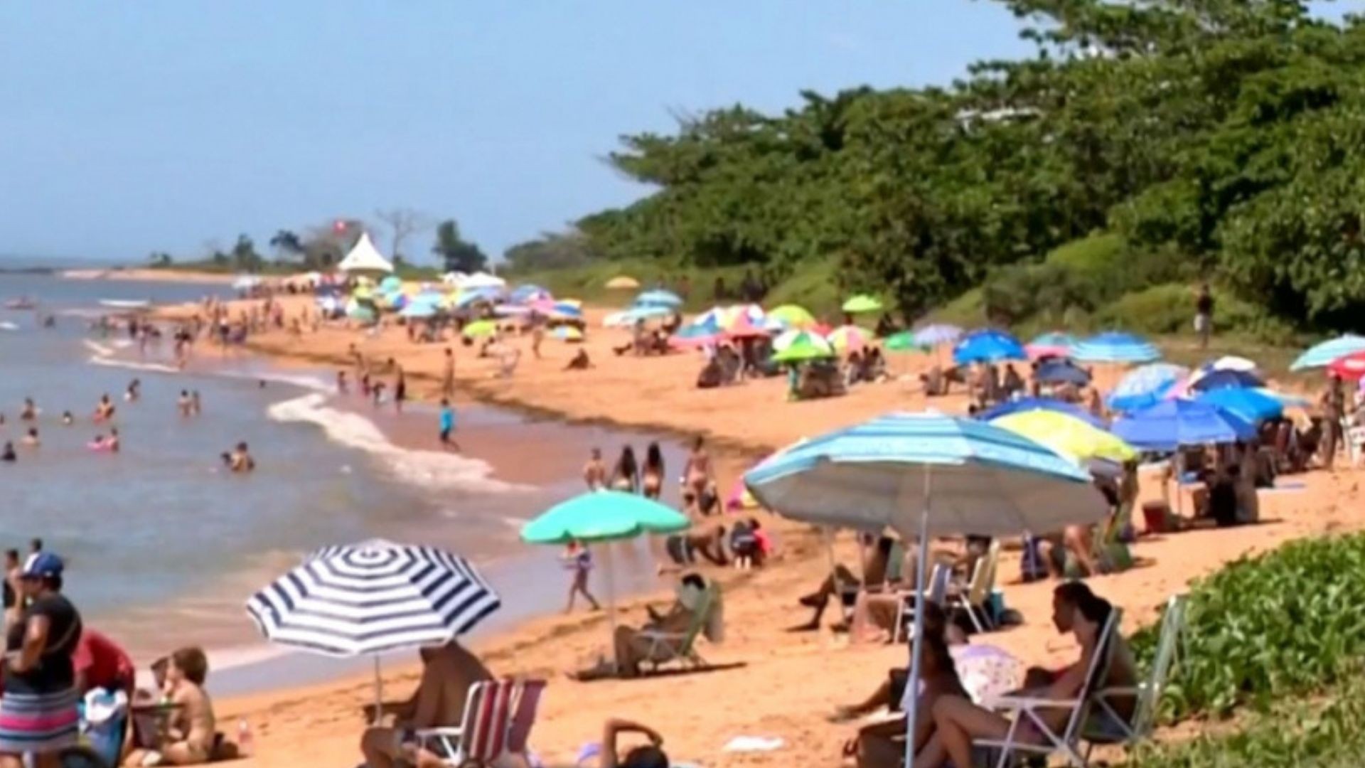 Banhista morre afogado após sofrer traumatismo craniano ao mergulhar em praia do ES