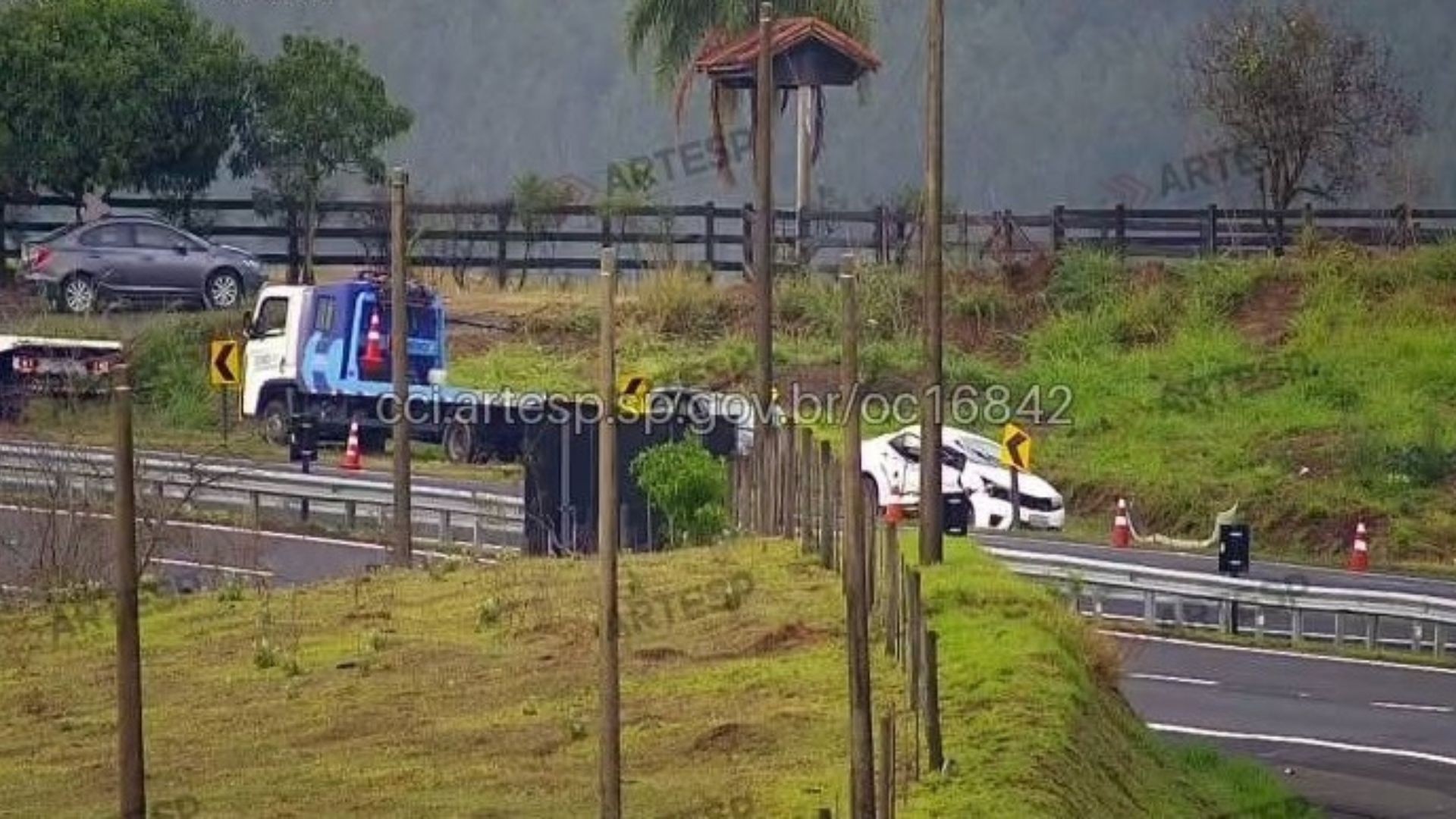 Motorista morre após bater carro em guincho que atendia outro acidente no interior de SP