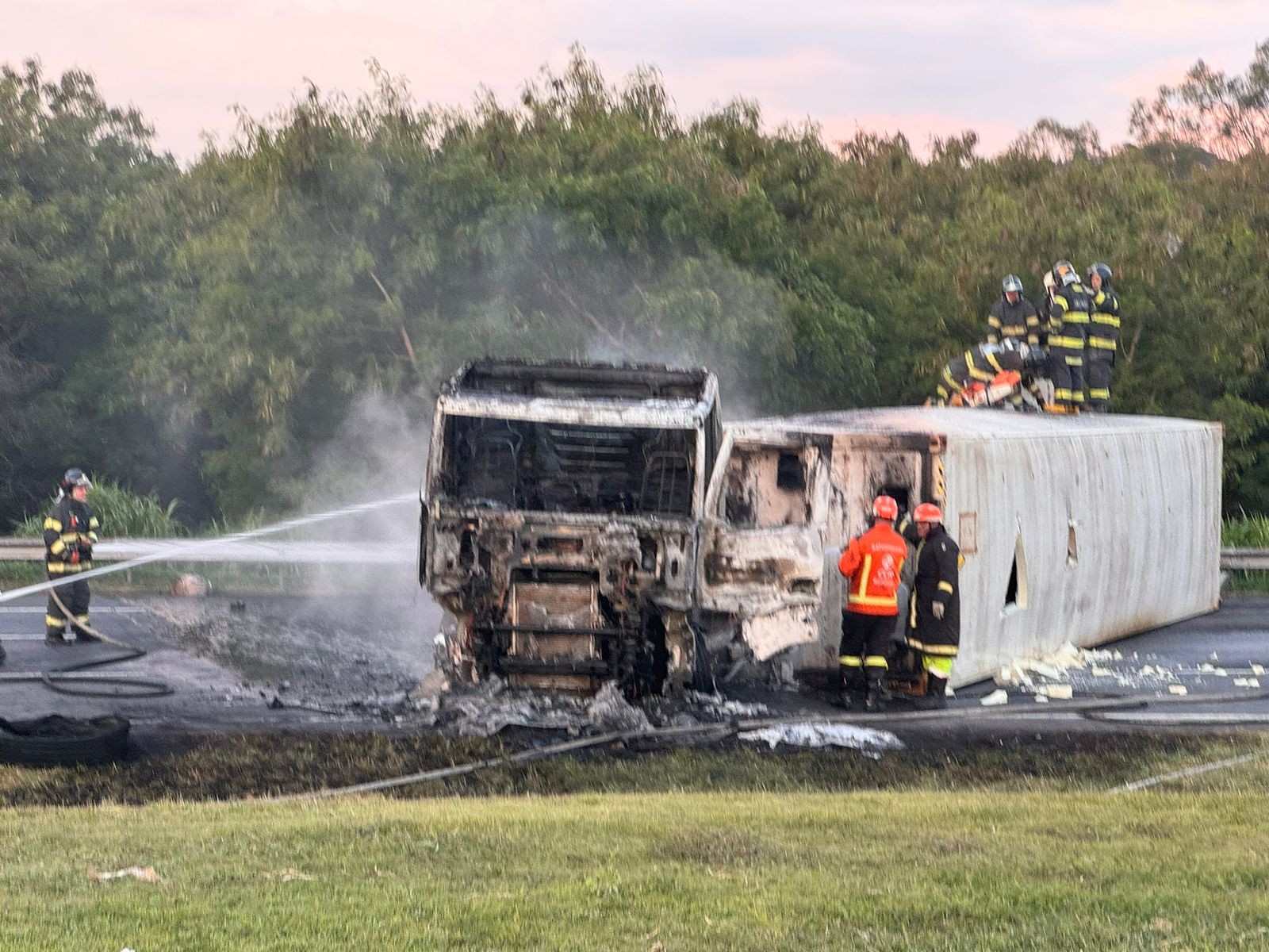 Caminhão tomba, pega fogo e interdita totalmente a Rodovia dos Bandeirantes em Jundiaí