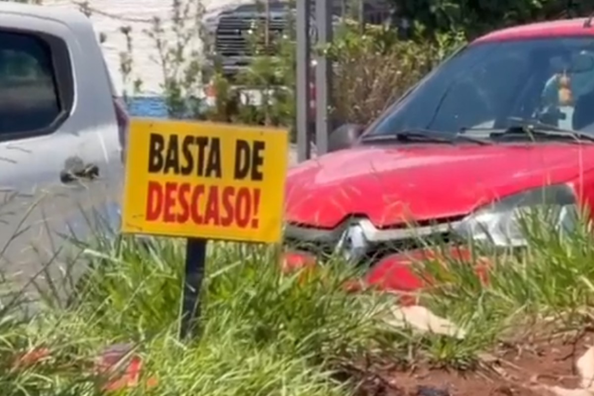 Placas e árvore de natal improvisada marcam protesto por melhorias na Avenida Zahran em Campo Grande