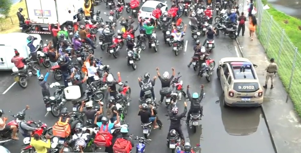 Motociclista por aplicativo é morto a tiros durante tentativa de assalto em Salvador — Foto: Reprodução/TV Bahia
