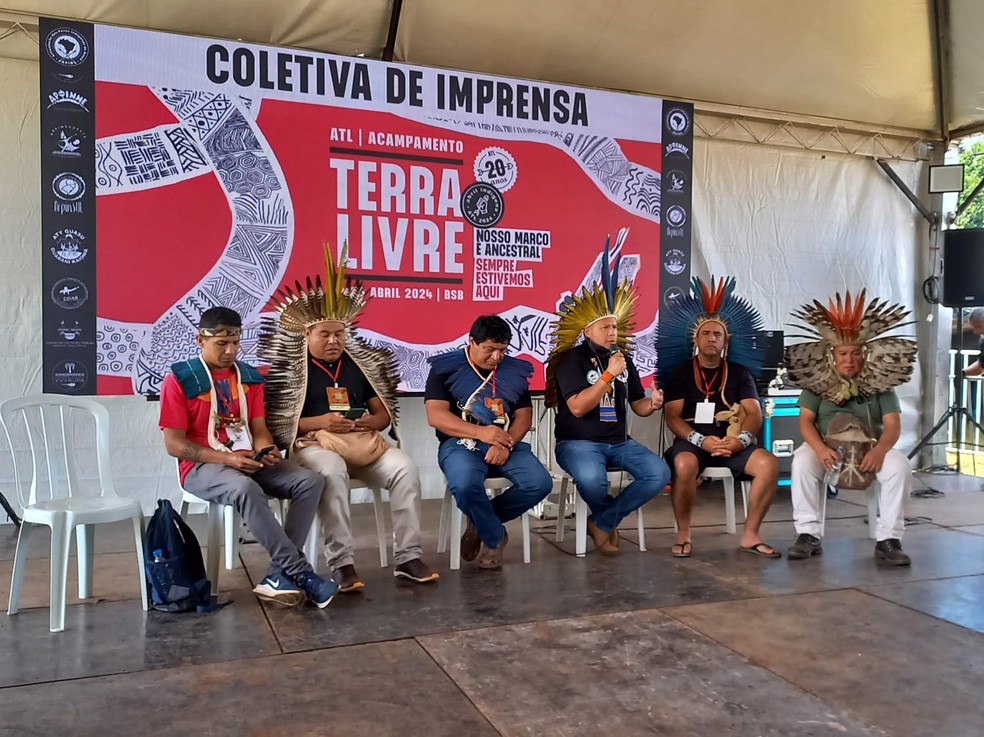 Lideranças indígenas em coletiva de imprensa no Acampamento Terra Livre — Foto: Marcella Rodrigues/G1