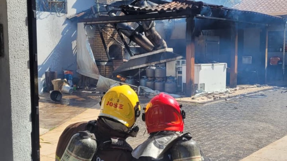 Botijão de gás cai, provoca incêndio e deixa feridos em hamburgueria de Uberlândia