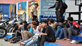 Políciais apresentam os homens que invadiram um estúdio de TV em Guayaquil — Foto: Vicente Gaibor del Pino/Reuters