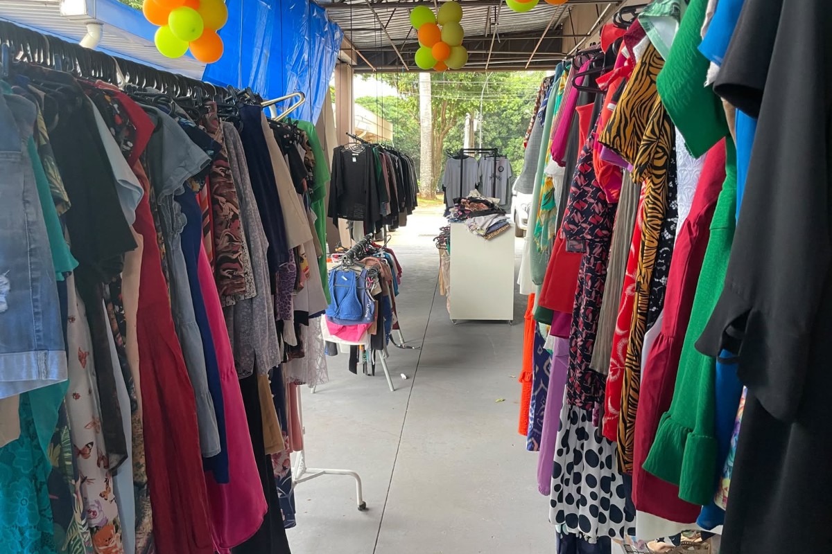 Brechó beneficente tem mais de 500 peças de roupas e acessórios a partir de R$ 15 em Campo Grande