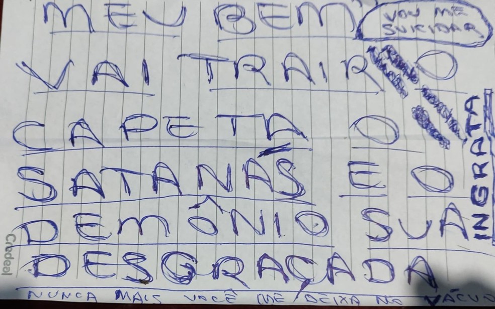 Bilhete foi deixado ao lado do corpo da vítima — Foto: Reprodução/Redes Sociais