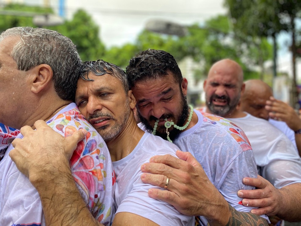 Promesseiros seguram na corda, em sacrifício e fé na procissão do Círio 2022 — Foto: Brenda Rachit
