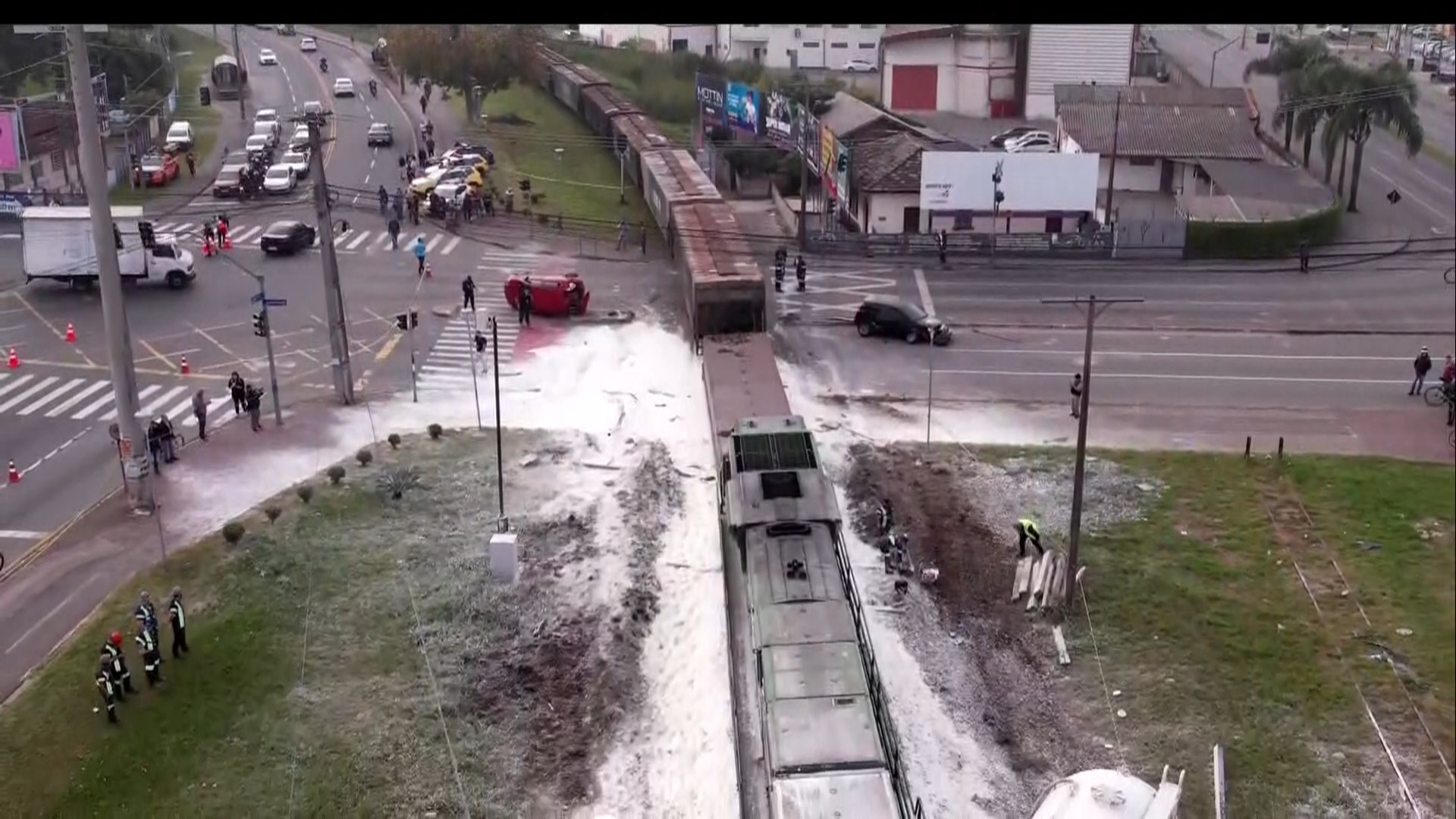 Polícia investiga se falha em sincronização de semáforos causou acidente entre trem, moto, caminhão e carros no Paraná
