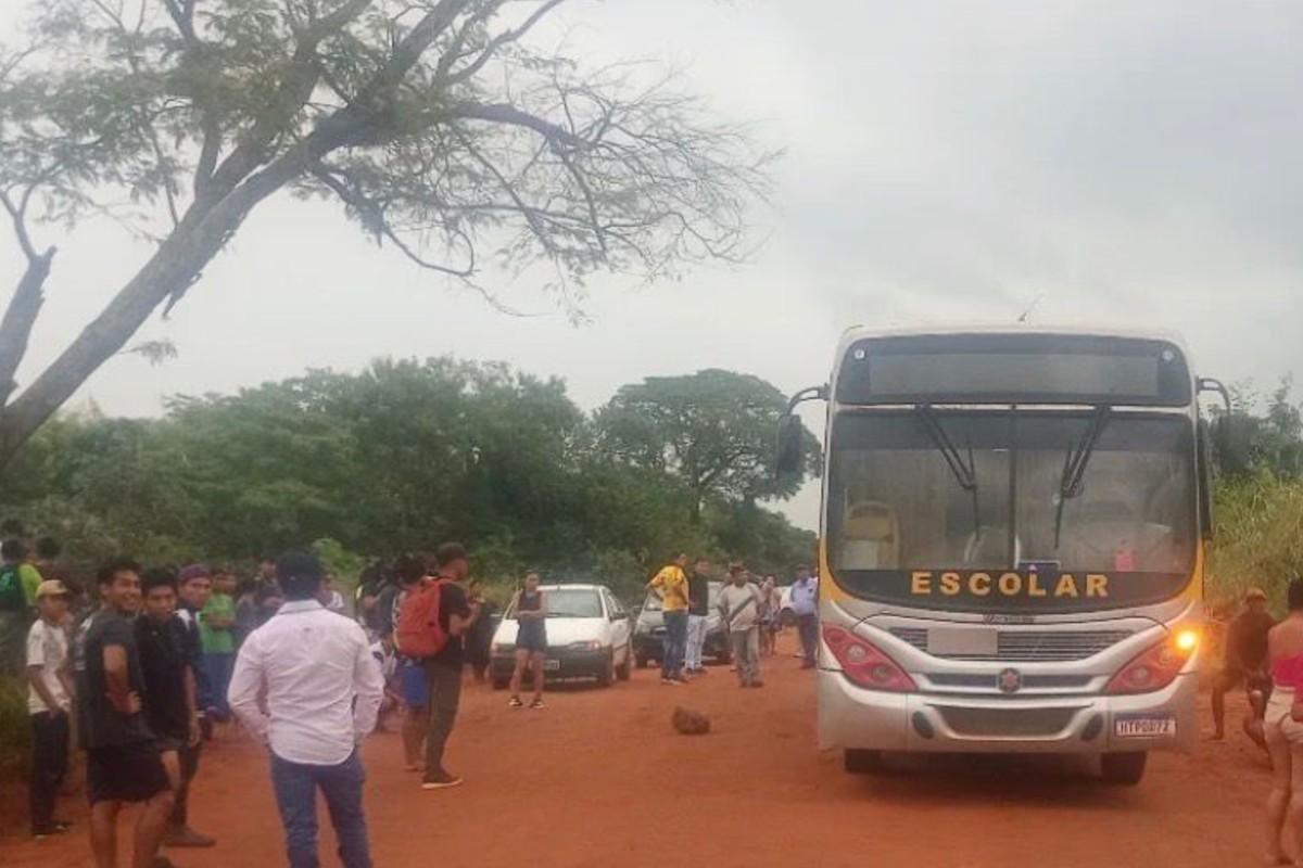 Menino de 7 anos morre após ser atingido por ônibus ao descer de transporte escolar em MS