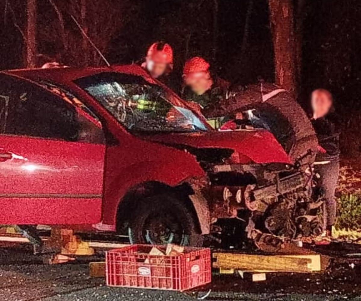 Acidente entre 2 carros deixa 4 feridos na Rodovia Geraldo de Barros em Águas de São Pedro