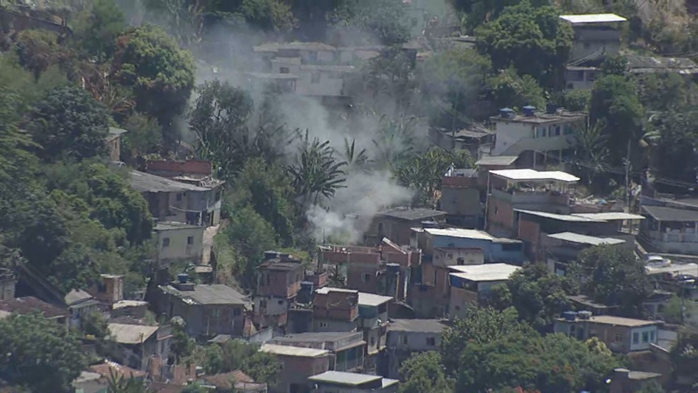 Incêndio no Morro do Fubá — Foto: Reprodução/TV Globo