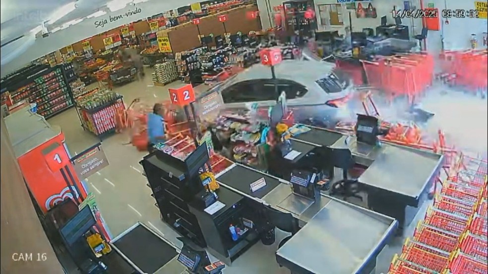 Carro desgovernado invade supermercado em Guapimirim — Foto: Reprodução/TV Globo
