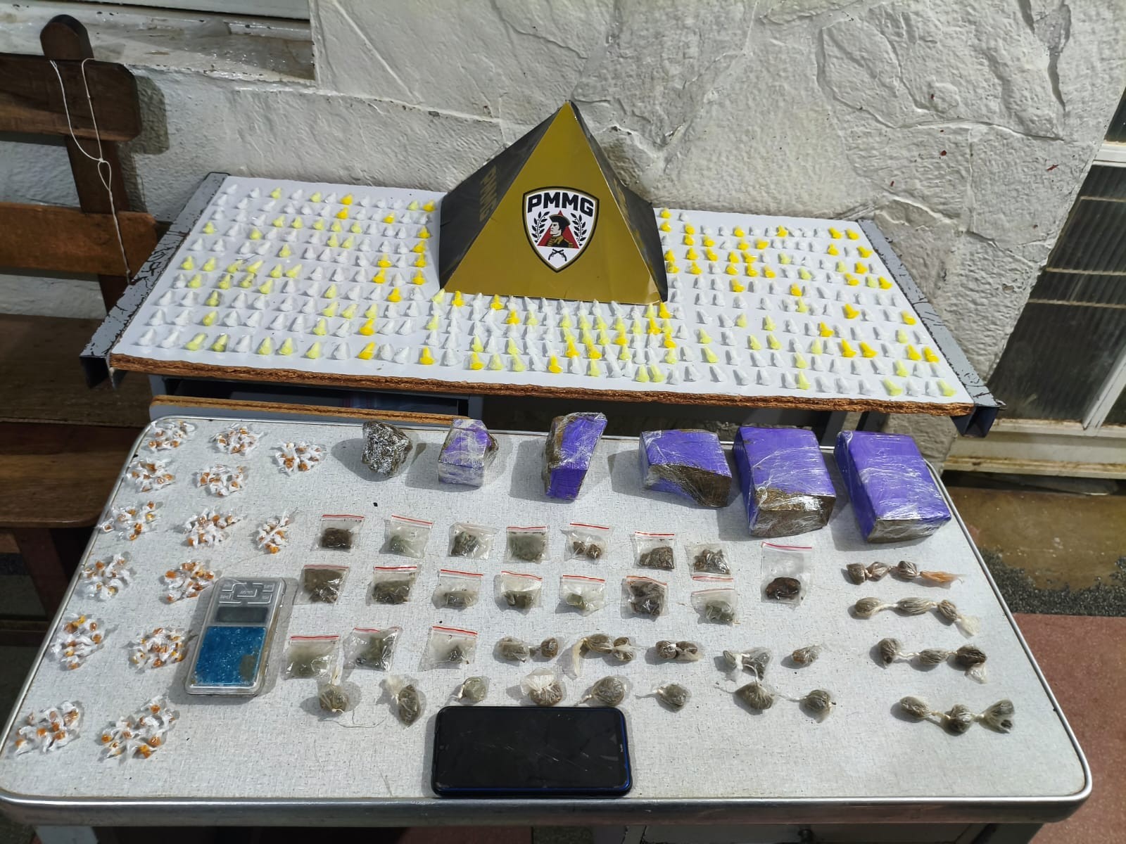 Polícia apreende cocaína, crack e maconha após denúncia de esquema de delivery de drogas em Montes Claros
