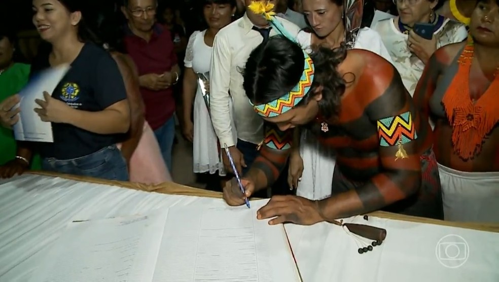 Jackson Krikati assina a certidão de casamento durante o 1º Casamento Comunitário Indígena no Maranhão — Foto: Reprodução/TV Mirante