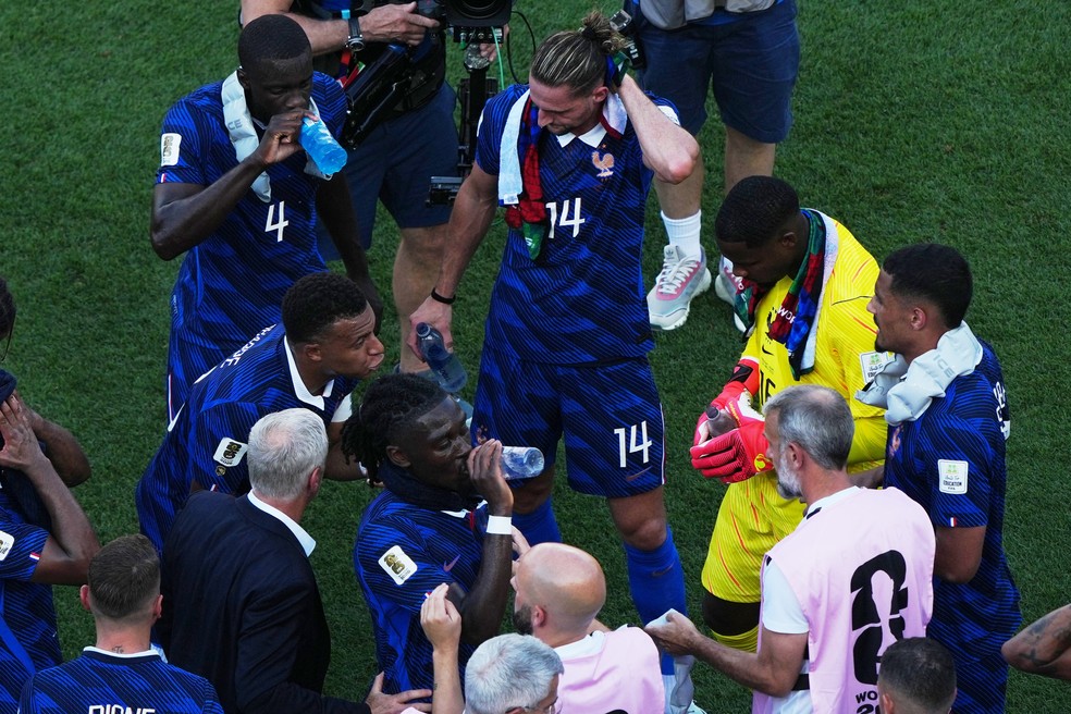 Jogadores da França durante uma pausa para hidratação na partida das oitavas de final da Copa do Mundo contra o Paraguai, na Filadélfia — Foto: AP/Matt Rourke)