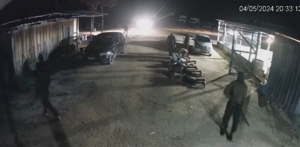 Grupo invadiu a fazenda e roubou quatro carros em Peixoto de Azevedo — Foto: Reprodução