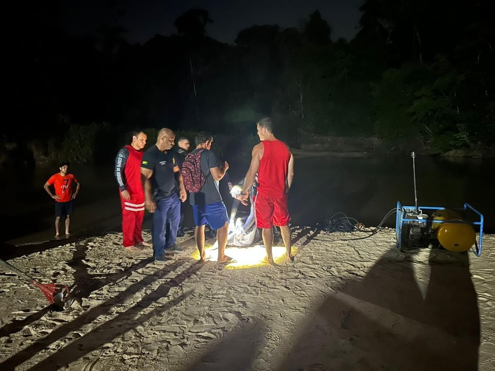 Somente à noite bombeiros conseguiram encontrar o corpo de Samuel — Foto: Corpo de Bombeiros