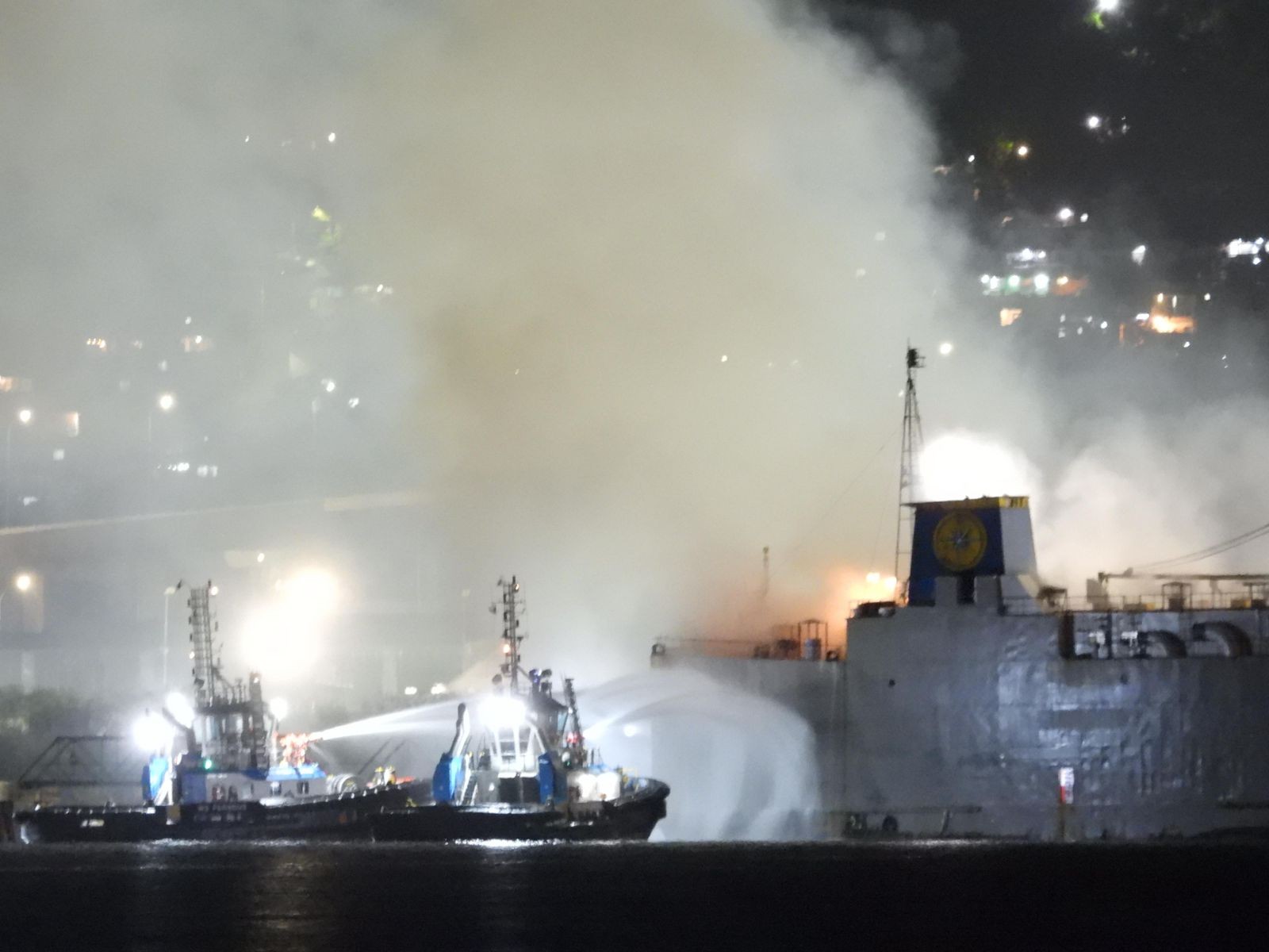 Cinco tripulantes e um bombeiros são socorridos após incêndio atingir navio em São Sebastião, SP