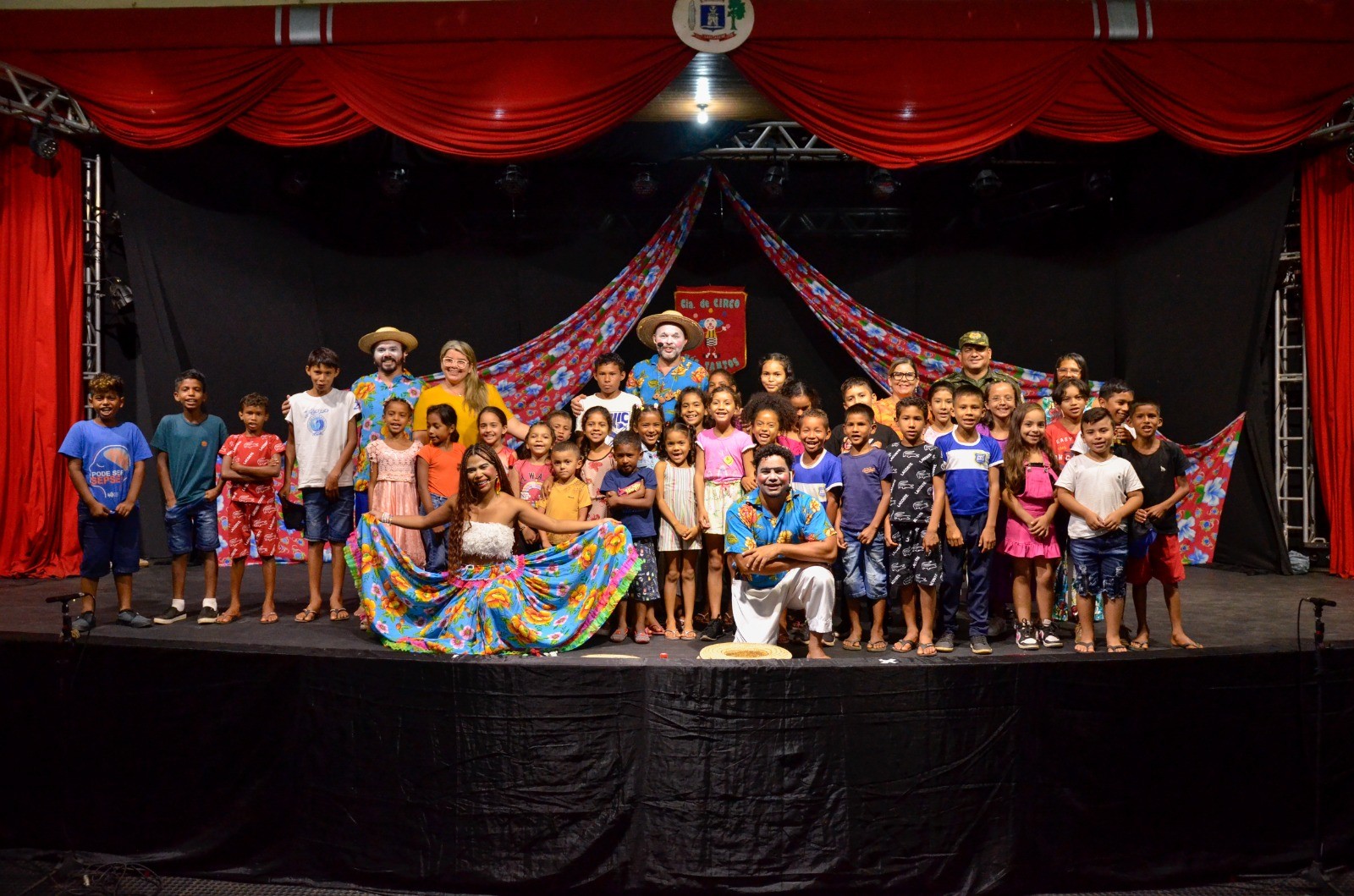 Crianças de comunidades do planalto assistem espetáculo teatral pela ...