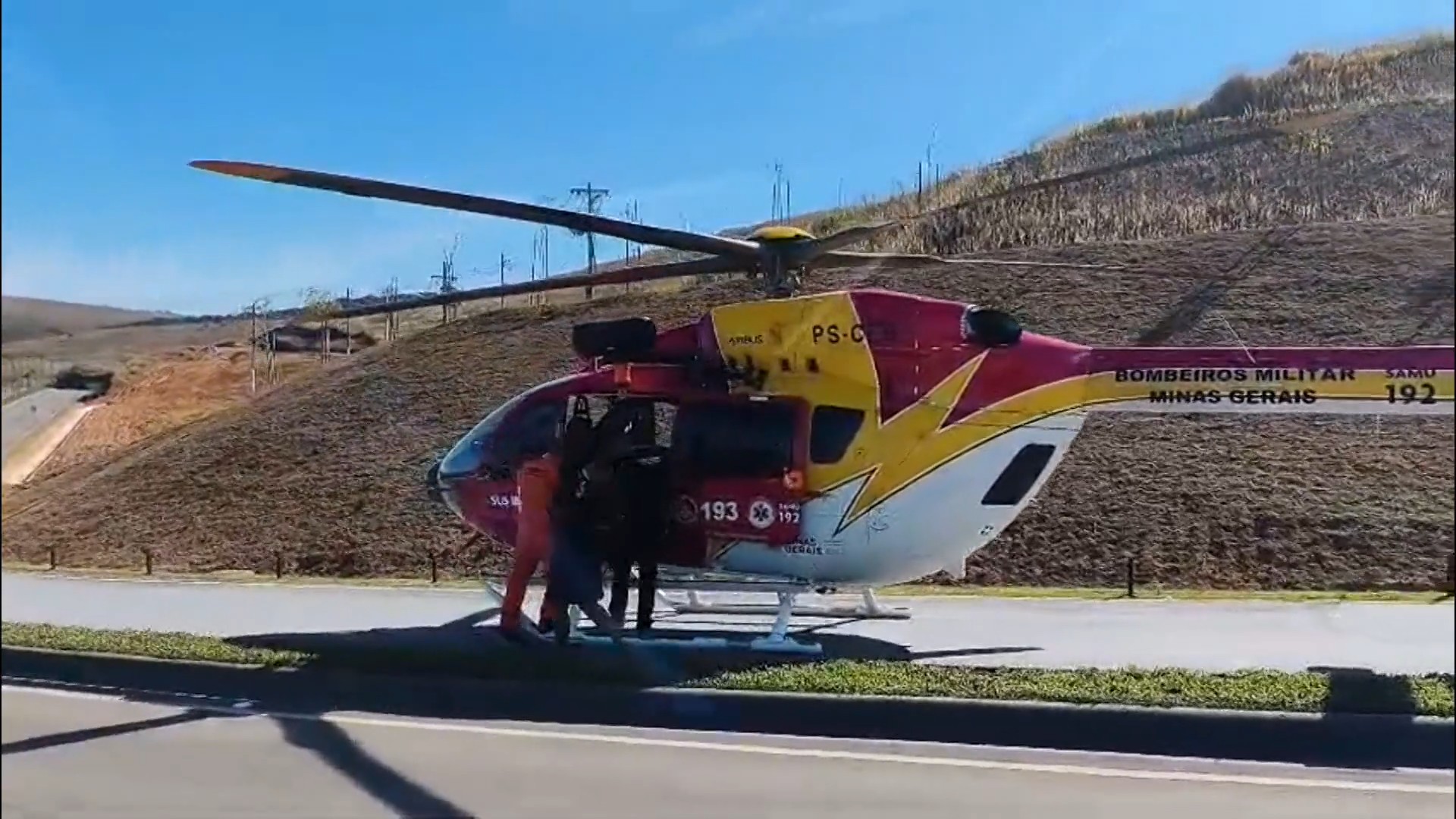 Câmera flagra batida entre caminhonete e carreta na BR-356; helicóptero resgatou vítima