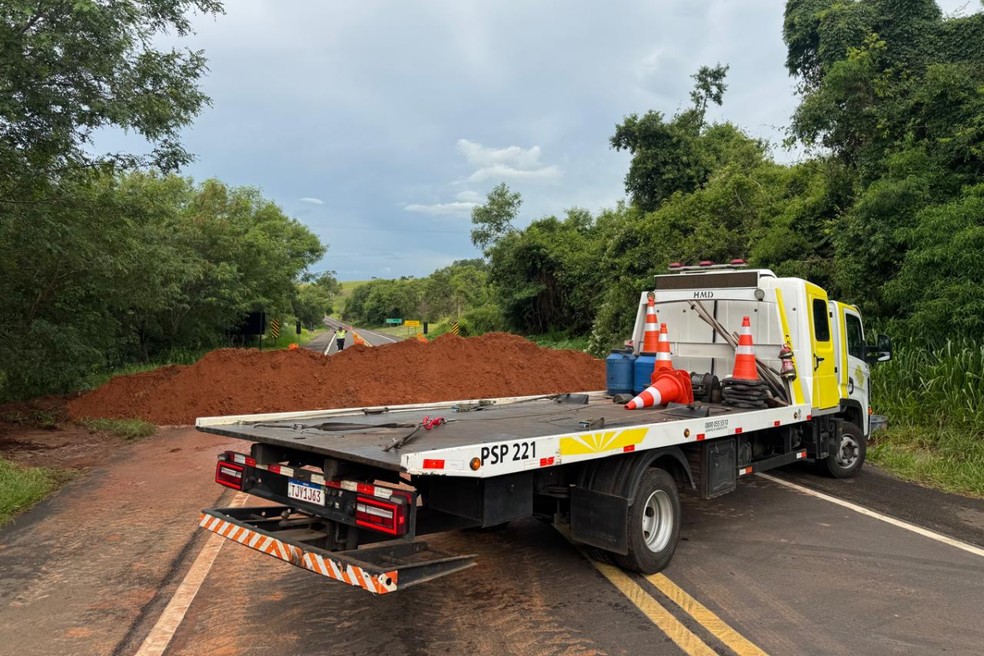 Trecho da SP-563 que liga Teodoro Sampaio (SP) e Presidente Venceslau (SP) está interditado — Foto: Wagner Bueno/Portal Bueno