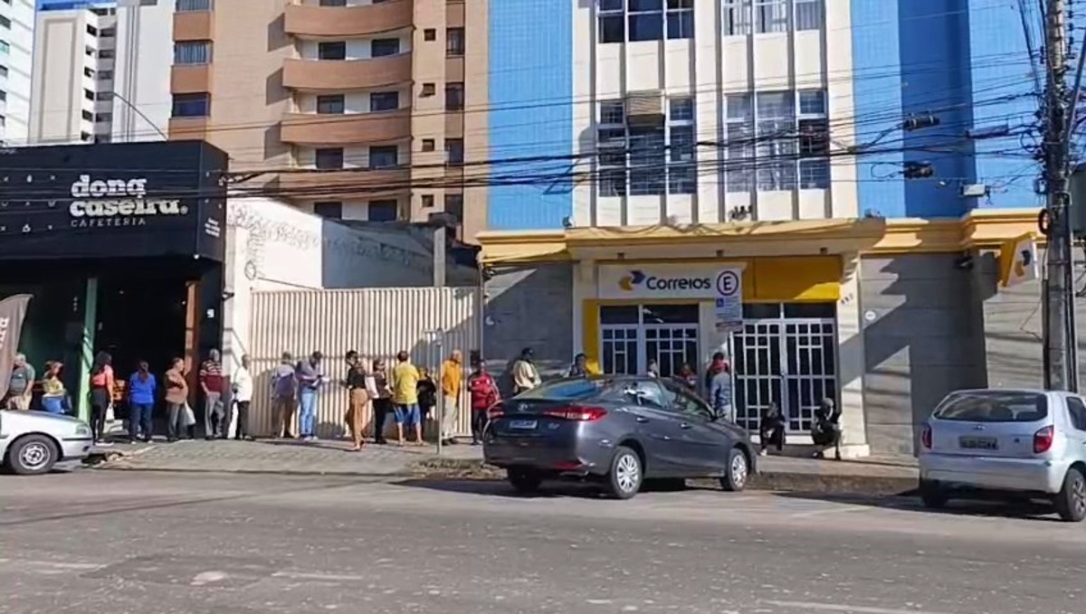 Fraude no INSS: aposentados fazem fila em agência dos Correios de Divinópolis em busca de atendimento
