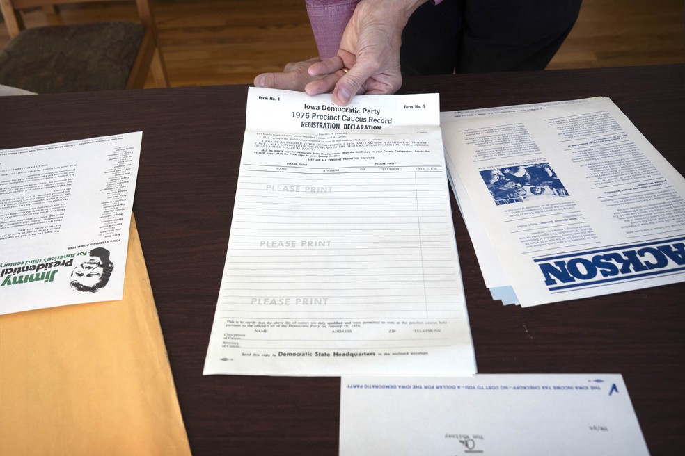 Registros do "caucus" de 1976 guardados até hoje por eleitor de Iowa; "caucus" acontece nesta segunda — Foto: Mark Schiefelbein/AP