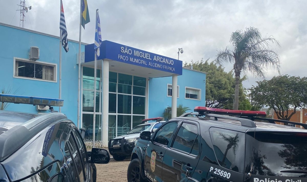 Polícia Civil faz operação em São Miguel Arcanjo e afasta servidor suspeito de corrupção