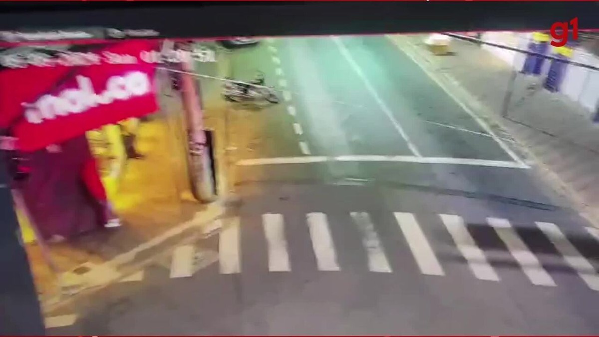 Vídeo; criminoso aponta arma para motociclista durante tentativa de assalto em MG