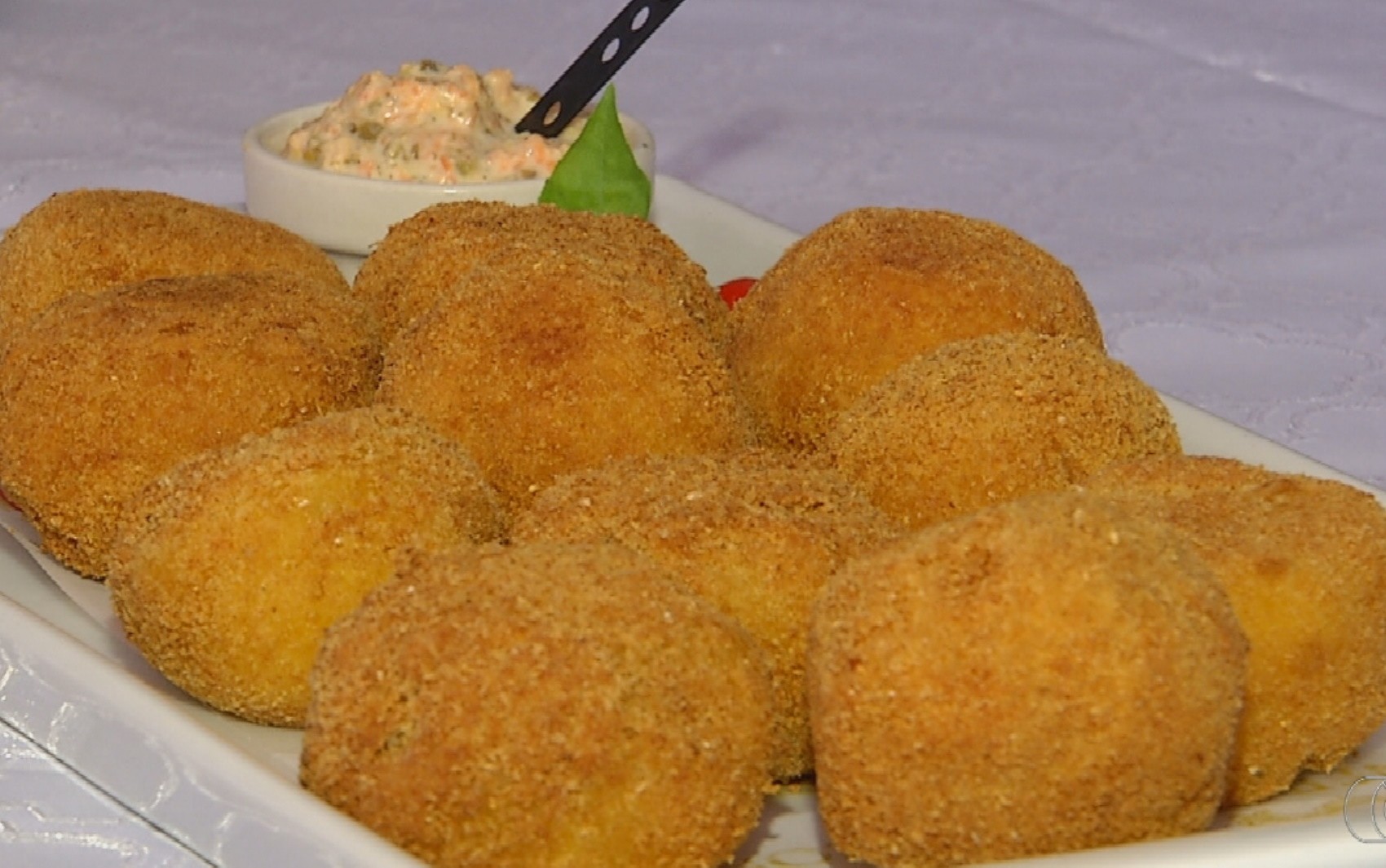 Bolinho de carne seca com massa de abóbora: Prato do Dia ensina como fazer aperitivo recheado com bastante queijo  