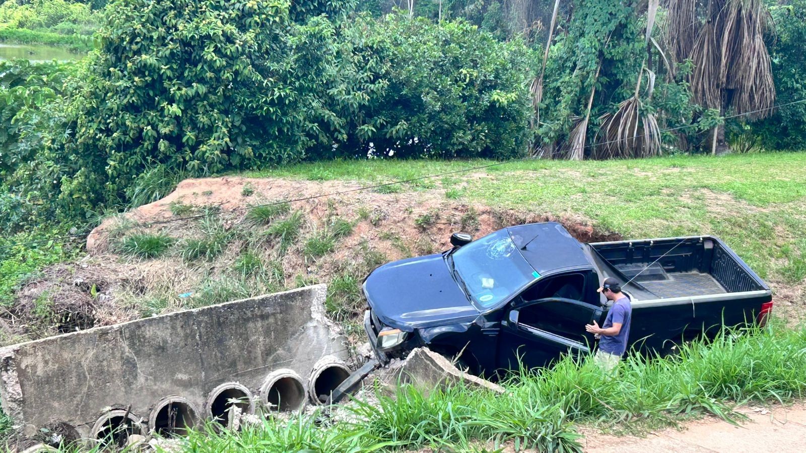 Motorista bêbado perde o controle de caminhonete e foge após acidente em Rio Branco, diz Copom